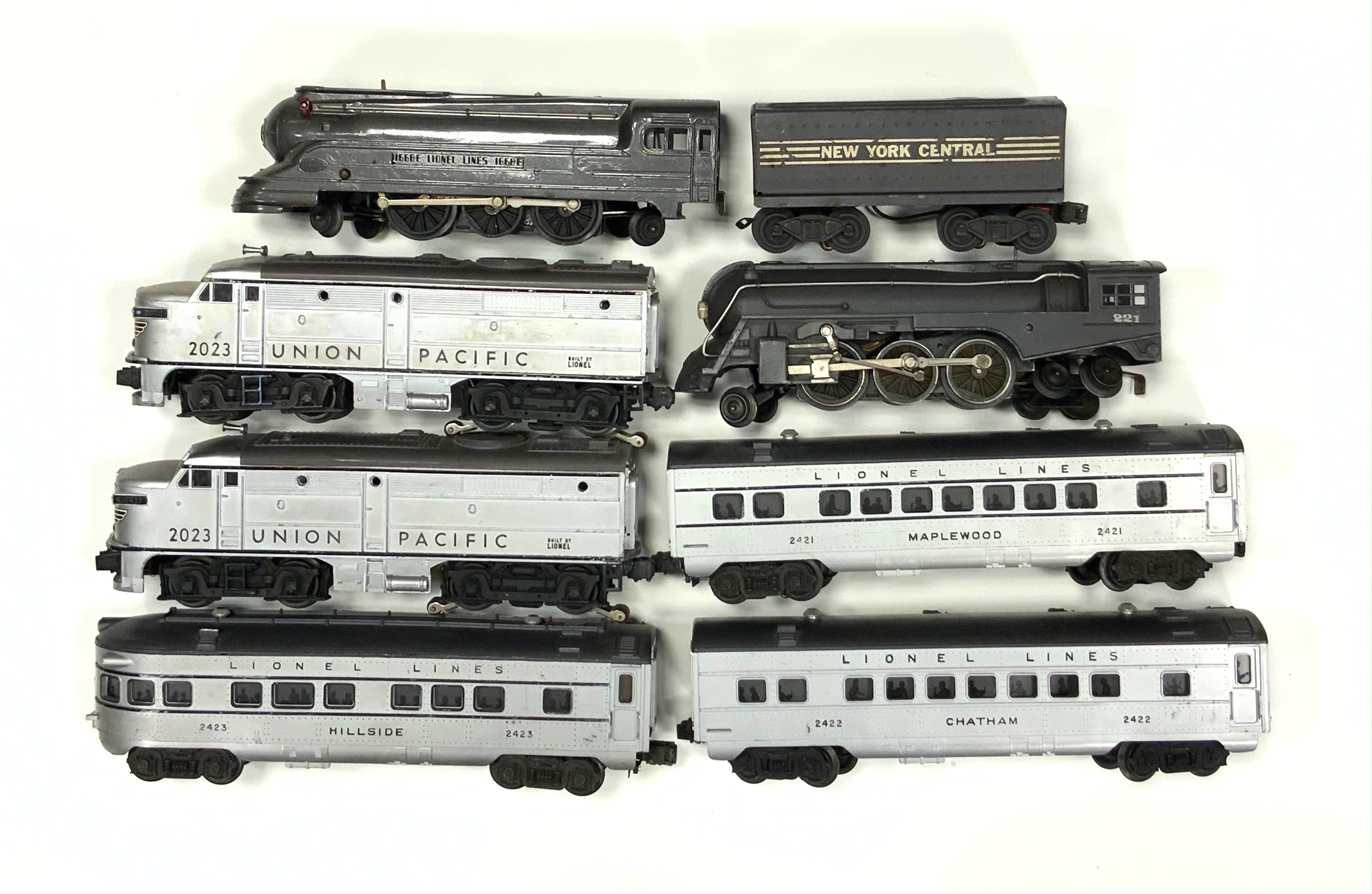LIONEL TRAIN ENGINES & CARS