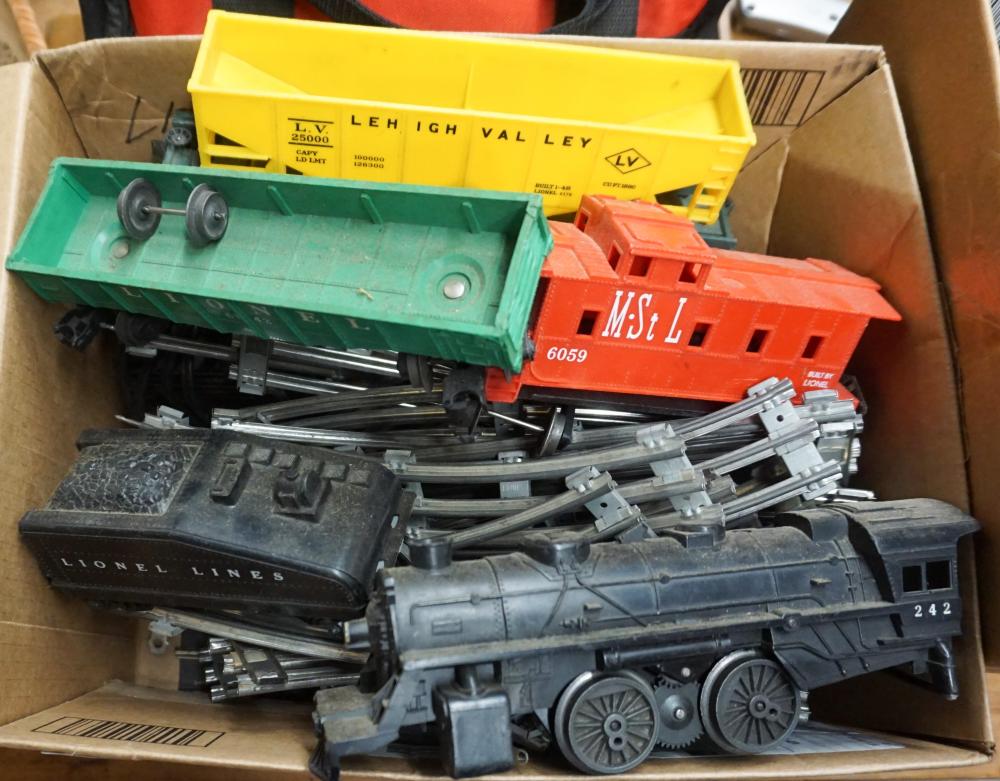LIONEL TRAIN SET WITH
