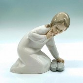 LITTLE GIRL WITH SLIPPERS 1004
