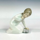 LITTLE GIRL WITH SLIPPERS 1004