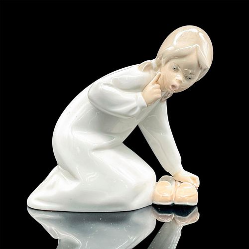 LITTLE GIRL WITH SLIPPERS 1004523 -