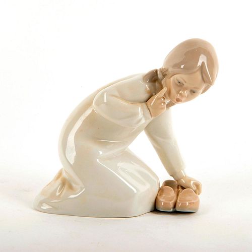 LITTLE GIRL W/SLIPPERS 1004523 -