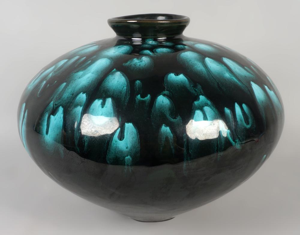 LIZ LESCAULT CERAMIC VESSEL 7 3/4 X