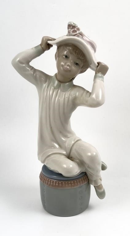LLADRO 1147 GIRL WITH HAT PORCELAIN