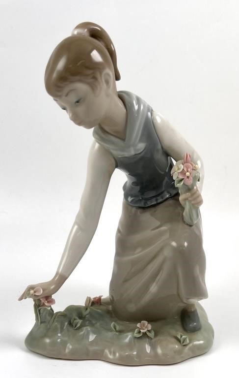 LLADRO 1172 GIRL GATHERING