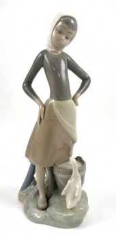 LLADRO 4682 GIRL WITH MILK PAI