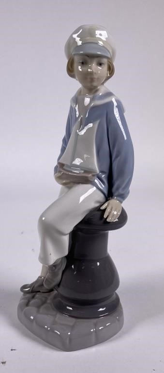 LLADRO #4810 BOY WITH YACHT -
