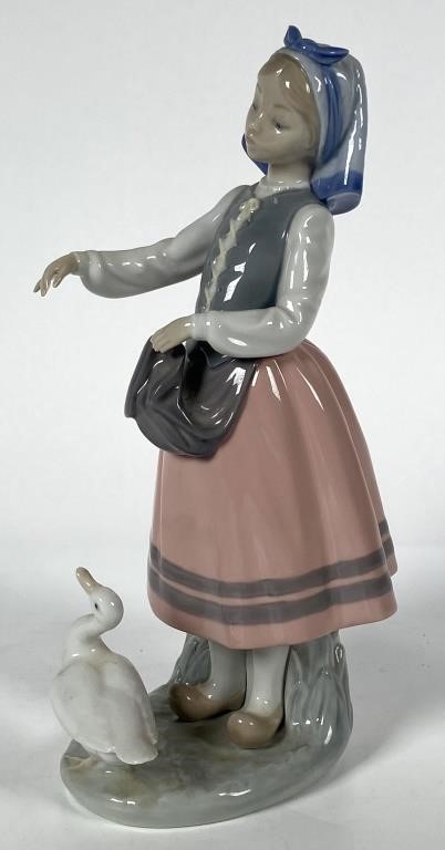 LLADRO #5201 JOSEFA FEEDING DUCK