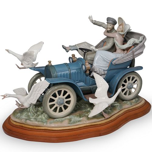 LLADRO "CAR IN TROUBLE" PORCELAIN