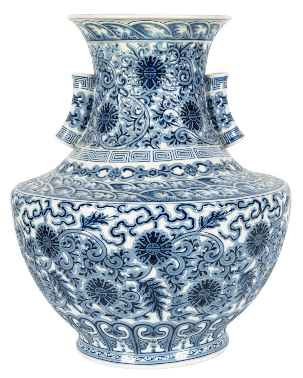 LLADRO CHINESE-STYLE BLUE AND WHITE