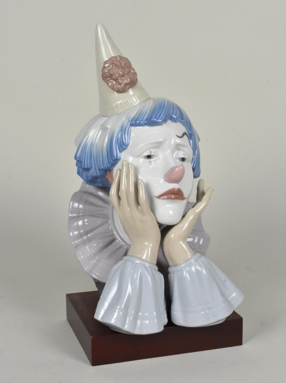 LLADRO CLOWN FIGURE ON WOOD BASE,