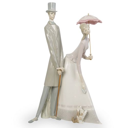 LLADRO "COUPLE WITH PARASOL"