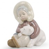 LLADRO "ESKIMO PLAYING" PORCEL