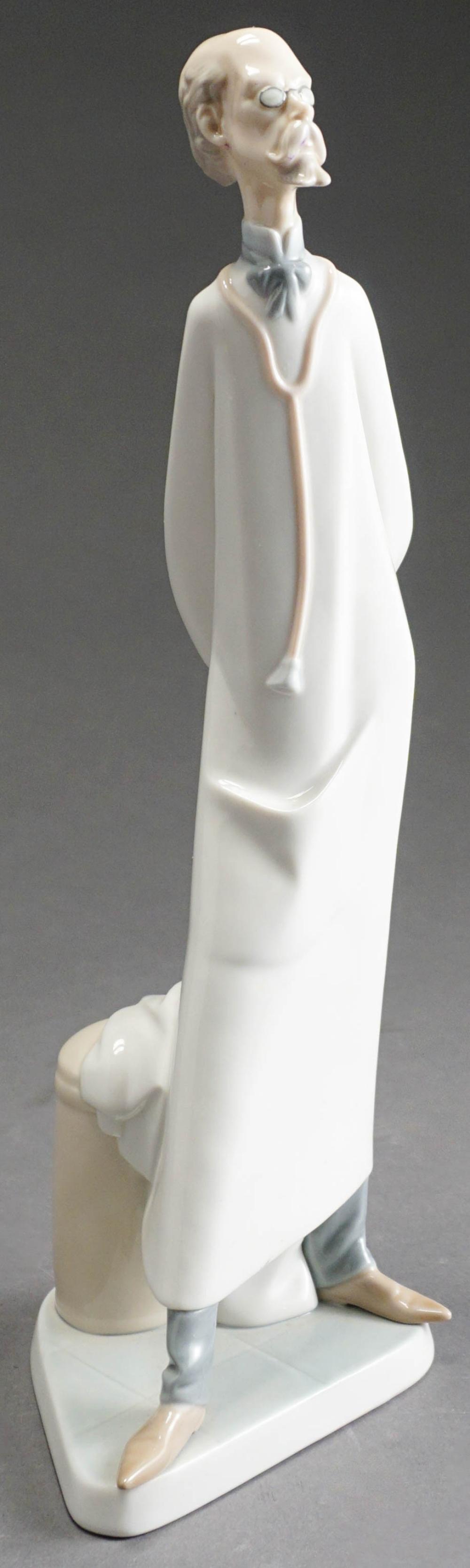 LLADRO FIGURE OF A DOCTOR H: 14-1/2