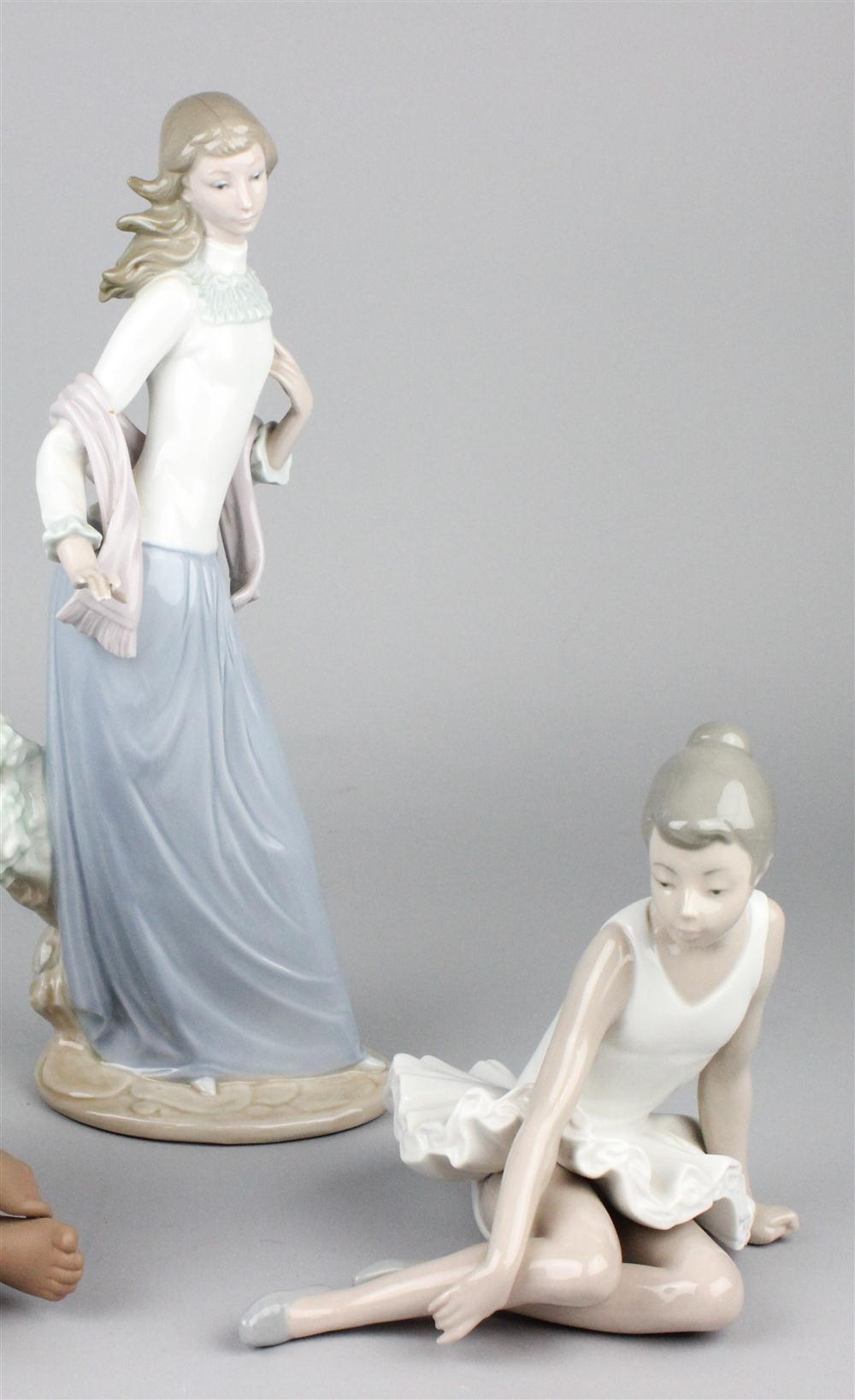 LLADRO FIGURE OF STANDING GIRL