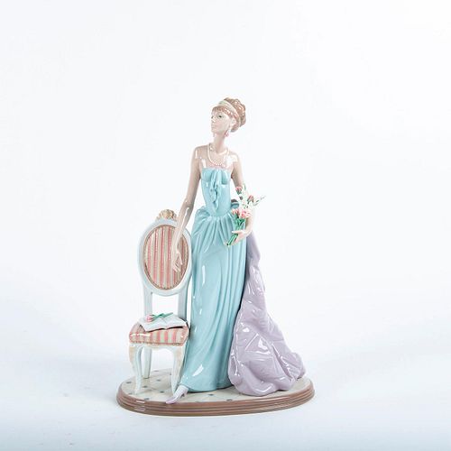 LLADRO FIGURINE, A LADY OF TASTE