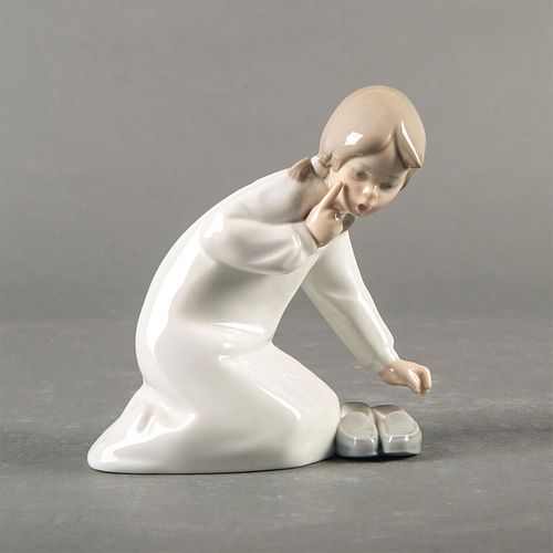 LLADRO FIGURINE, GIRL WITH SLIPPERS