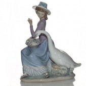 LLADRO FIGURINE, GOOSE TRYING