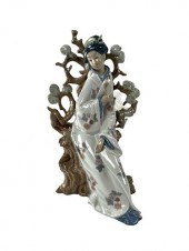 LLADRO GEISHA SEATED ON A TREE