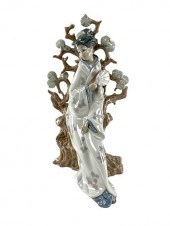 LLADRO GEISHA SEATED ON A TREE