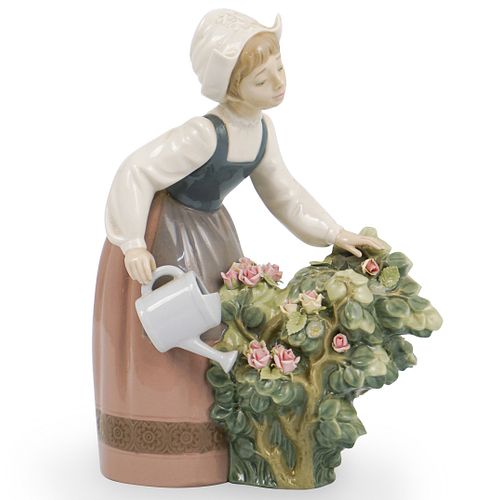 LLADRO "GIRL WATERING FLOWERS"