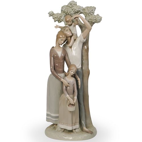 LLADRO "LA FAMILIA" PORCELAIN