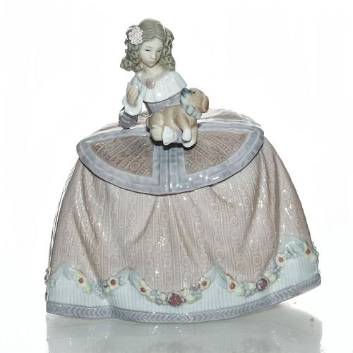 LLADRO LADY FIGURINE, PILAR