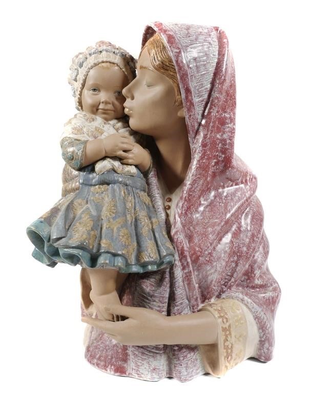 LLADRO "MOTHER KISSING CHILD"