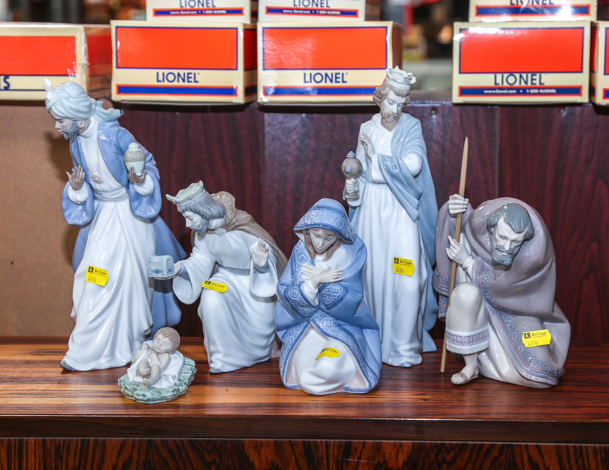 LLADRO PAINTED PORCELAIN PARTIAL