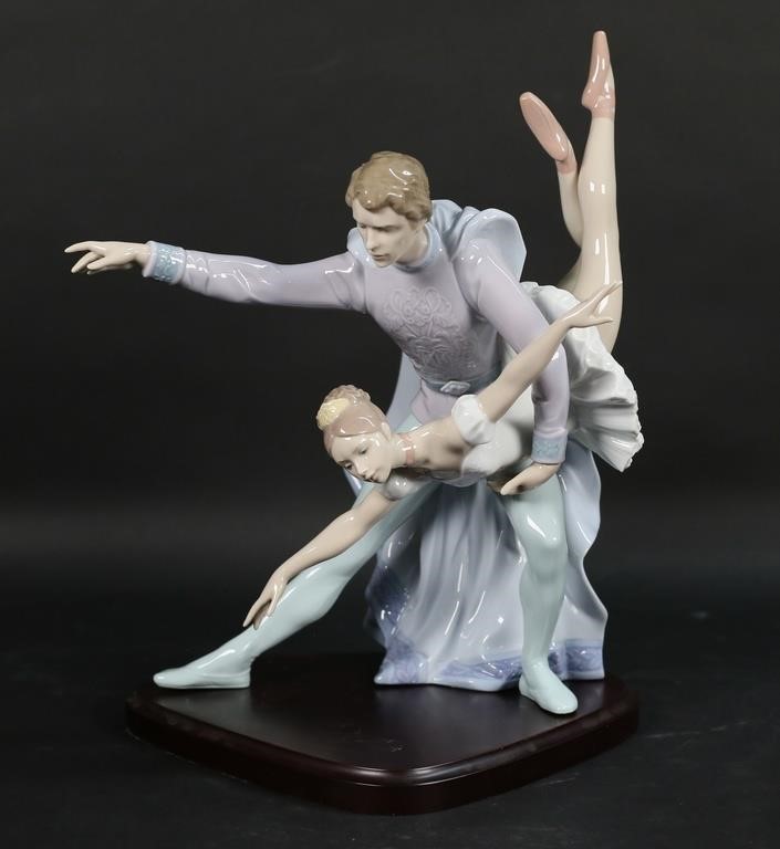 LLADRO PORCELAIN FIGURE GROUP PAS A