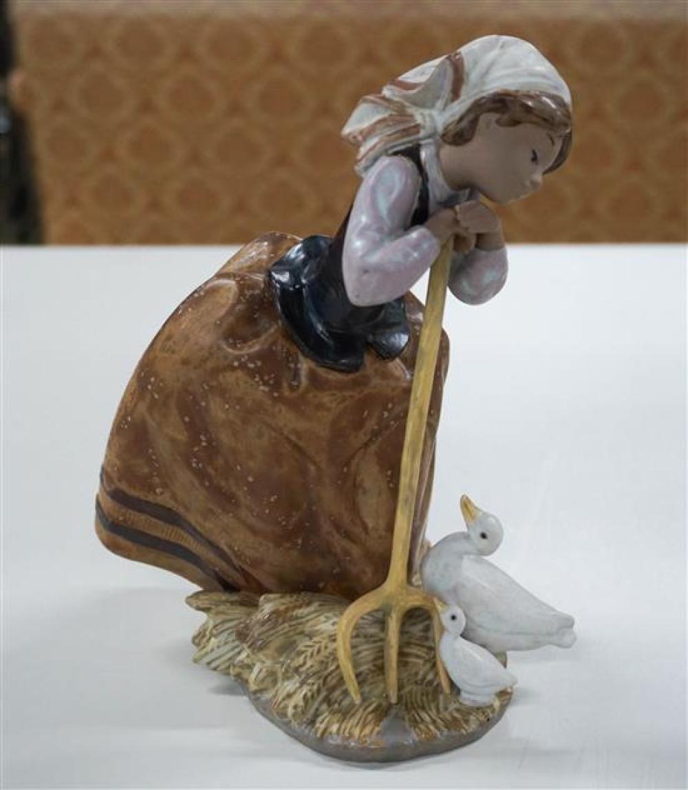 LLADRO PORCELAIN FIGURE OF A LADY