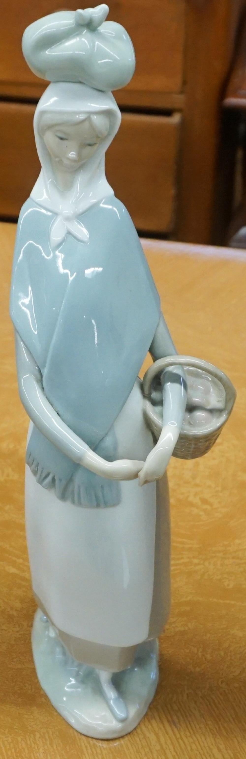 LLADRO PORCELAIN FIGURE OF A