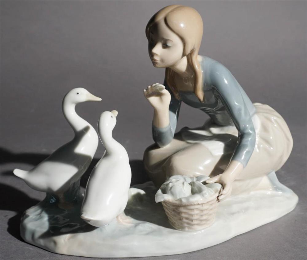 LLADRO PORCELAIN FIGURE OF GIRL