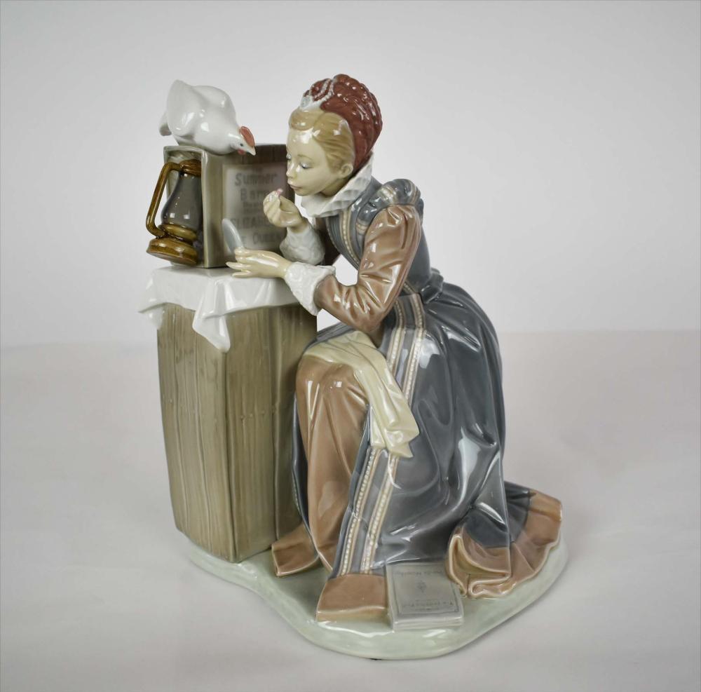 LLADRO PORCELAIN FIGURE OF QUEEN