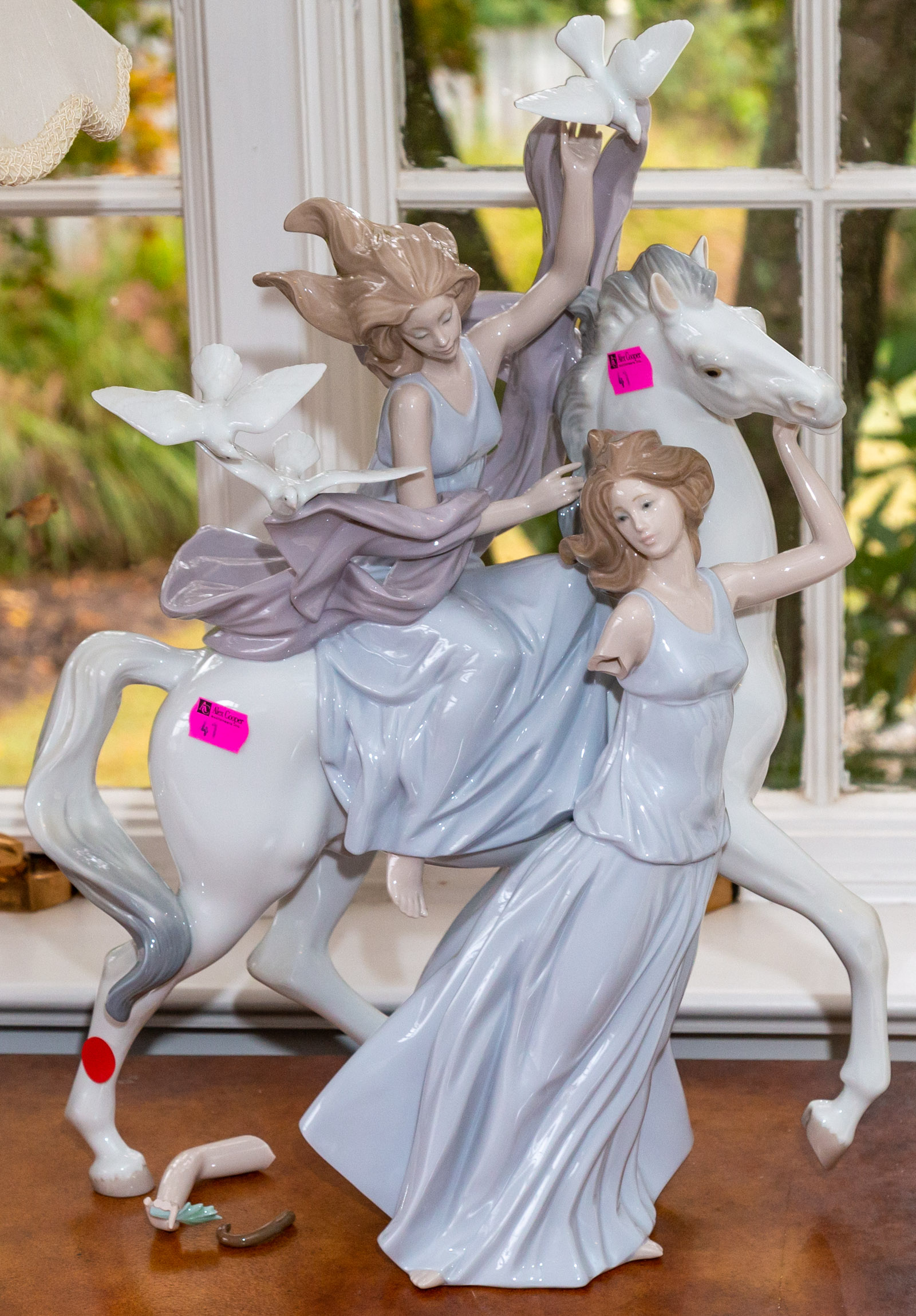 LLADRO PORCELAIN FIGURE OF WOMEN