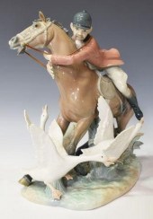 LLADRO PORCELAIN FIGURE ON HOR