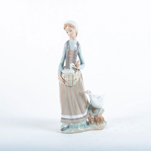 LLADRO PORCELAIN FIGURINE, GIRL