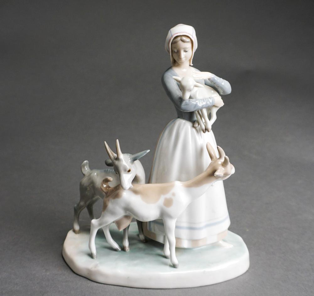 LLADRO PORCELAIN FIGURINE OF