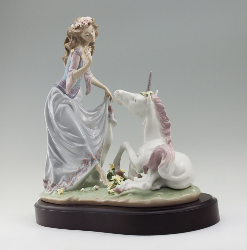 LLADRO PORCELAIN FIGURINE