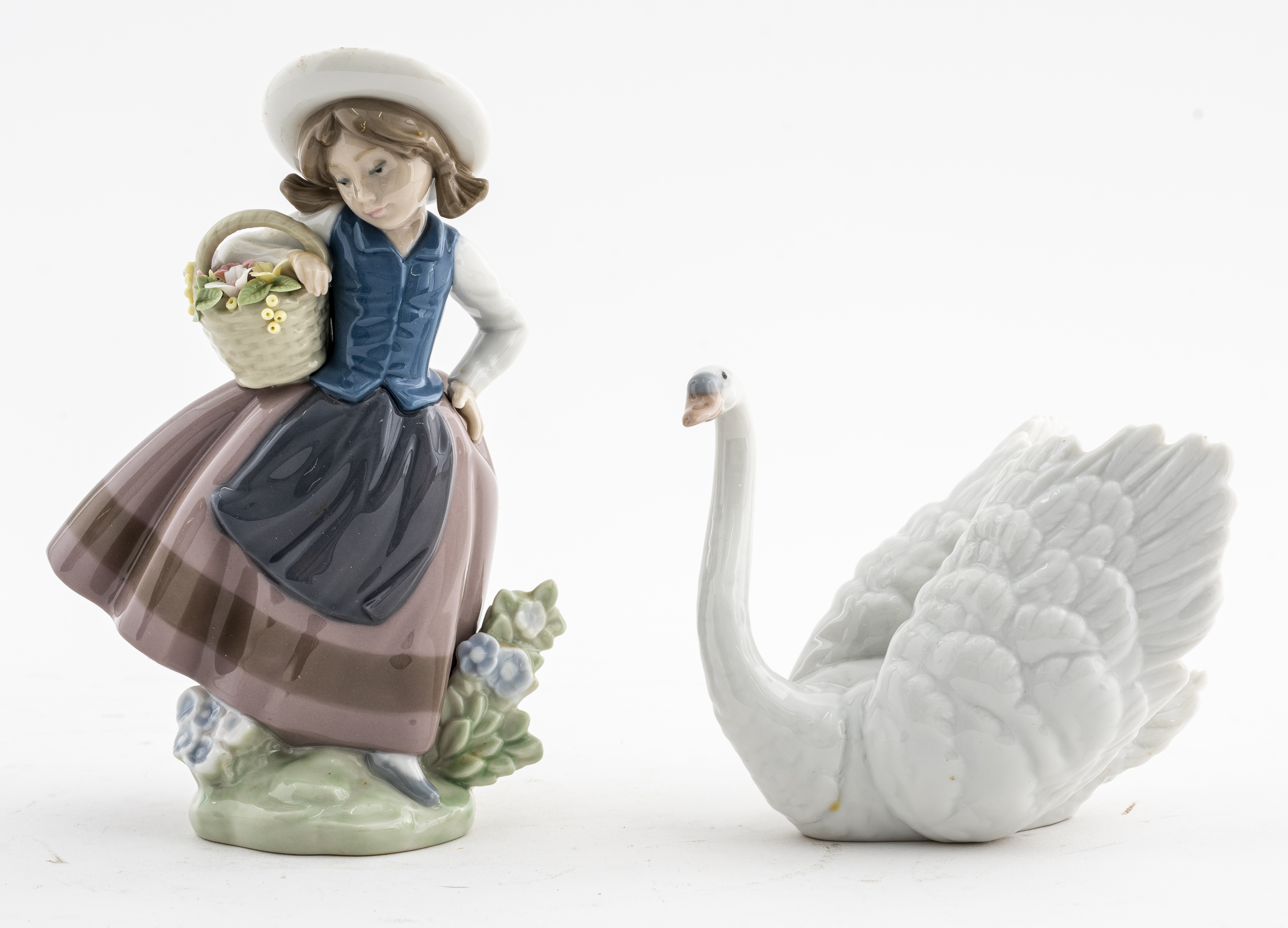 LLADRO PORCELAIN GIRL & SWAN