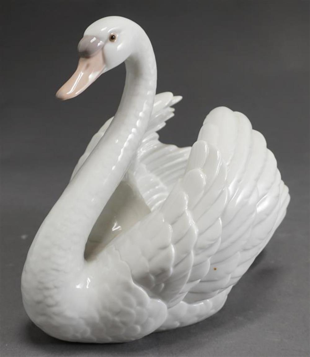 LLADRO 'SWAN WITH WINGS SPREAD', IN