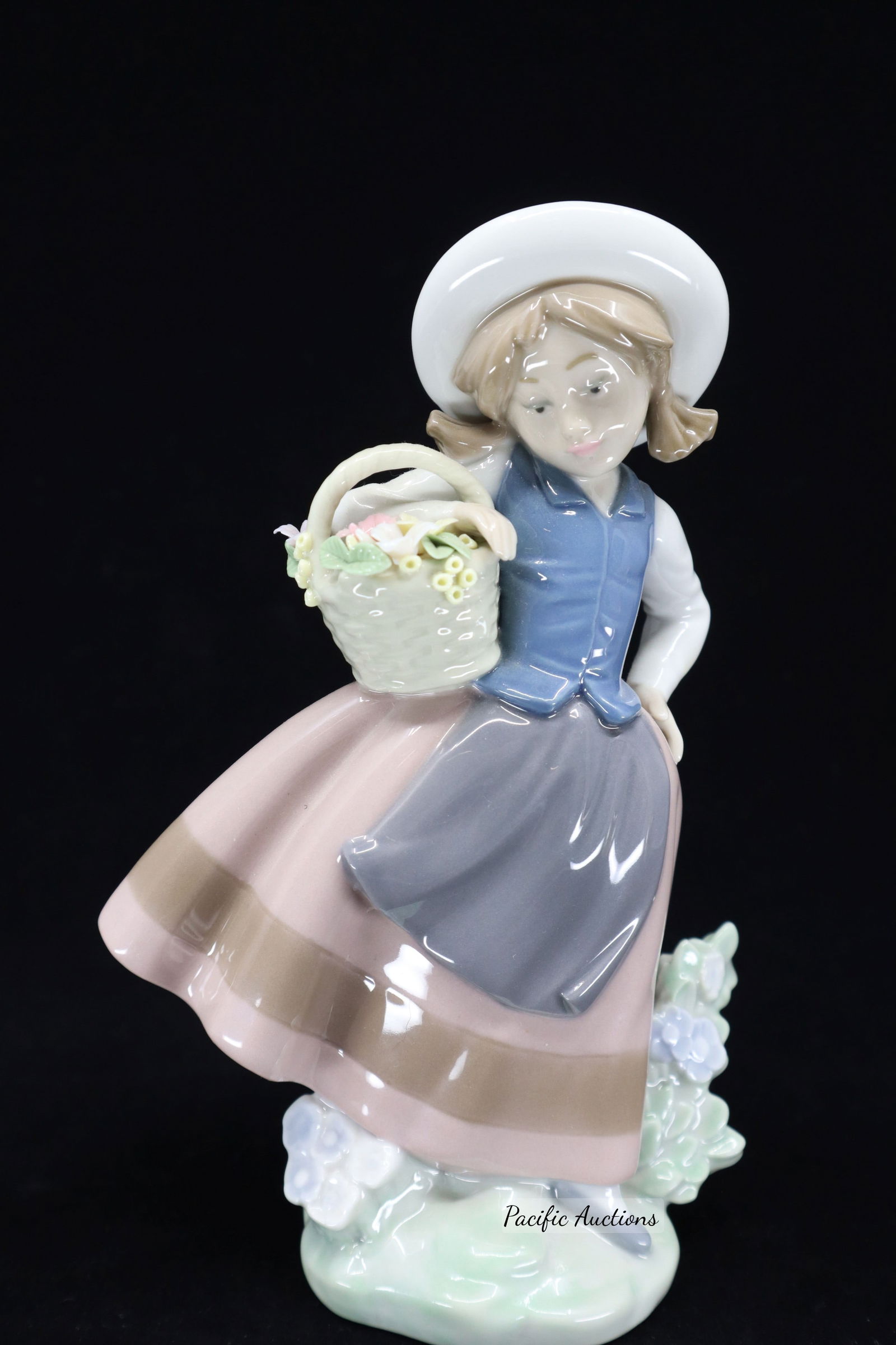 LLADRO SWEET SCENT GIRL WITH BASKET