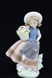 LLADRO SWEET SCENT GIRL WITH B