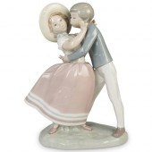 LLADRO "WALTZ" PORCELAIN FIGUR