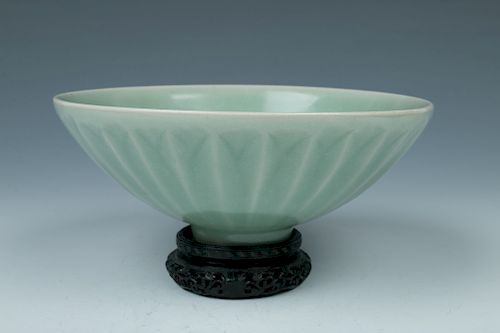 LONGQUAN CELADON LOTUS BOWL,