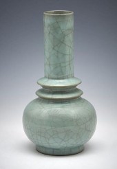 LONGQUAN GUAN-TYPE BOTTLE VASE
