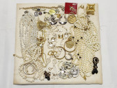 LOT ASSORTED COSTUME JEWELRY<b