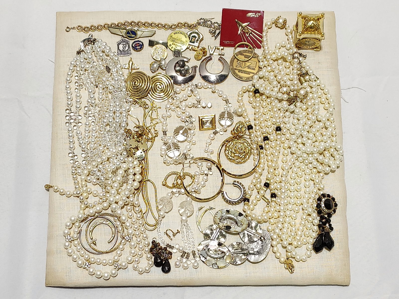 LOT ASSORTED COSTUME JEWELRYLot