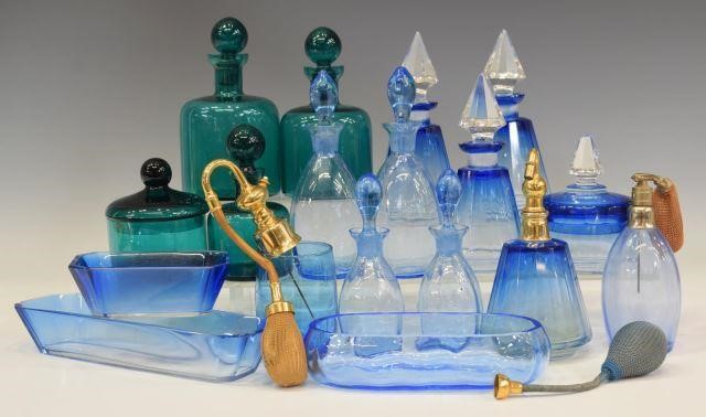 (LOT) COLLECTION OF GLASS DRESSER