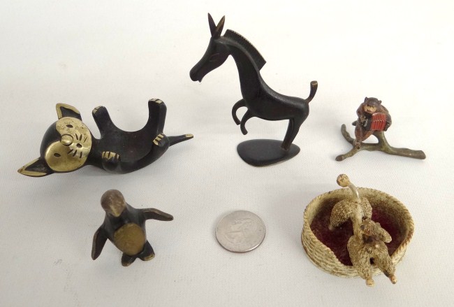 Lot including monkey with squeeze